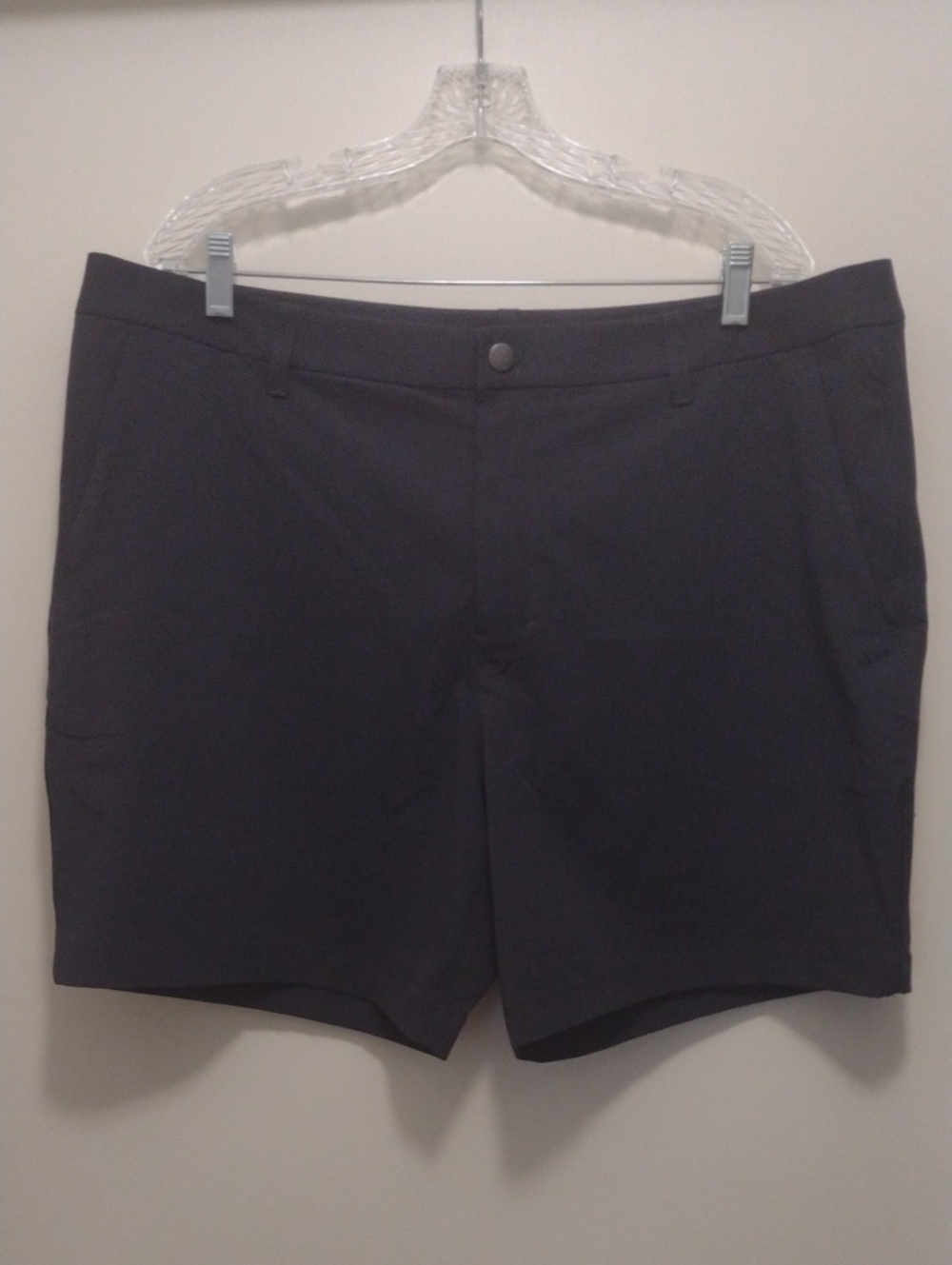Lululemon Men's Charcoal Flat-Front Shorts (J1124)